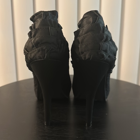 Lovey Lacey Noir Gloria Pumps! - Picture 4 of 8